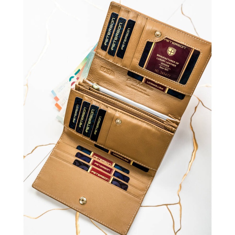 Lakierowany-zloty-portfel-damski-na-karty-Peterson-1.jpg