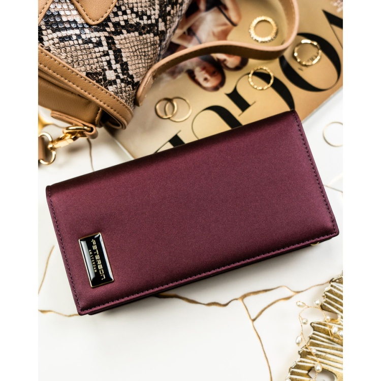Portfel-damski-ze-skory-naturalnej-i-ekologicznej-w-fioletowym-kolorze-zamykany-na-magnes-i-suwak-Peterson