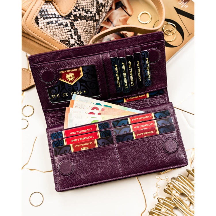 Portfel-damski-ze-skory-naturalnej-i-ekologicznej-w-fioletowym-kolorze-zamykany-na-magnes-i-suwak-Peterson