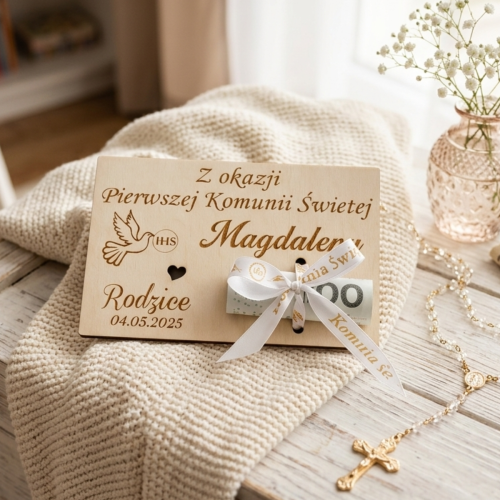 drewniana-kartka-z-zyczeniami-na-pamiatke-komunii-2026-1.png